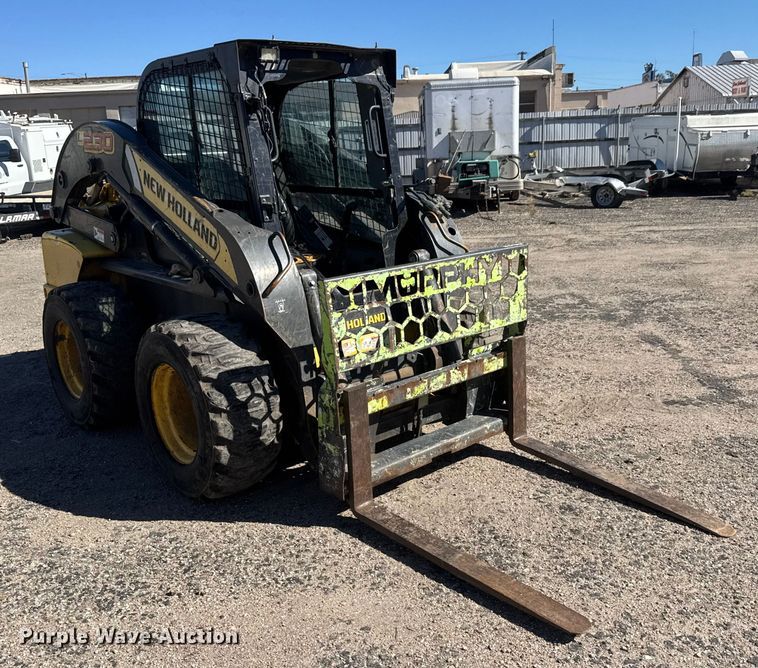 MINI CARGADOR SOBRE RUEDAS 2012 NEW HOLLAND L230