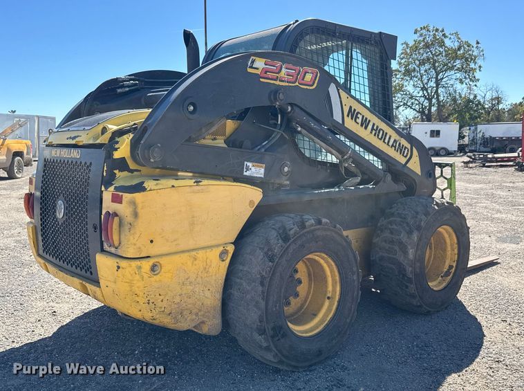MINI CARGADOR SOBRE RUEDAS 2012 NEW HOLLAND L230