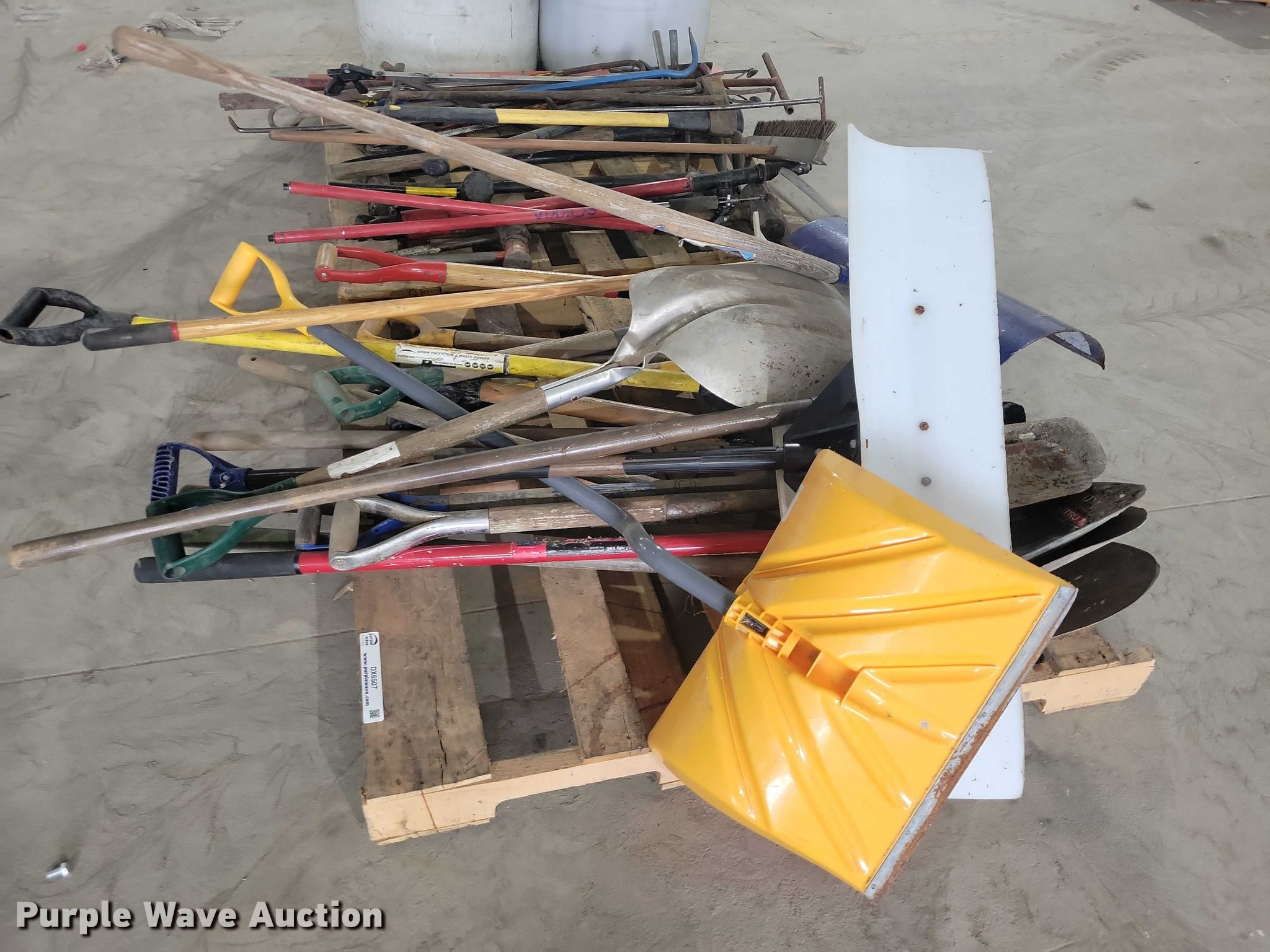 Assorted tools in Perry, IA | Item DX6507 sold | Purple Wave