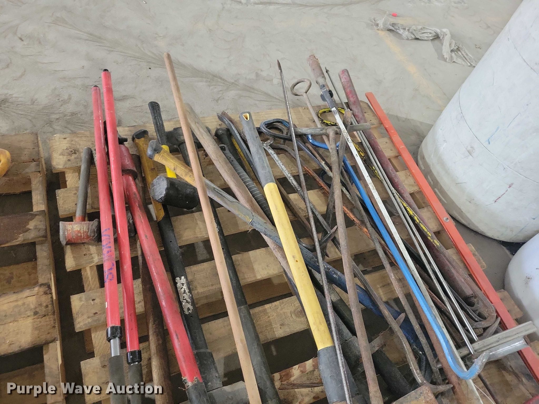 Assorted tools in Perry, IA | Item DX6507 sold | Purple Wave