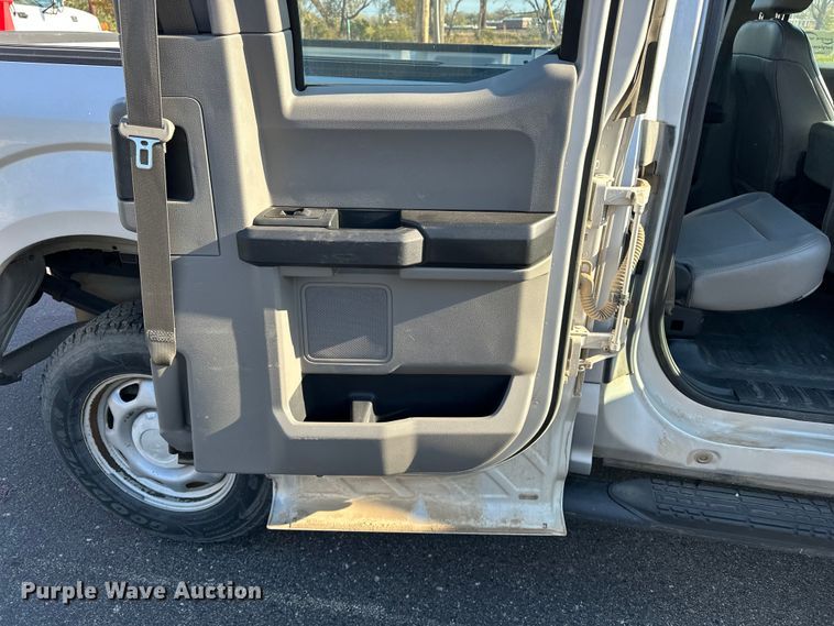 image for item DF8639 2016 Ford F150 SuperCab pickup truck