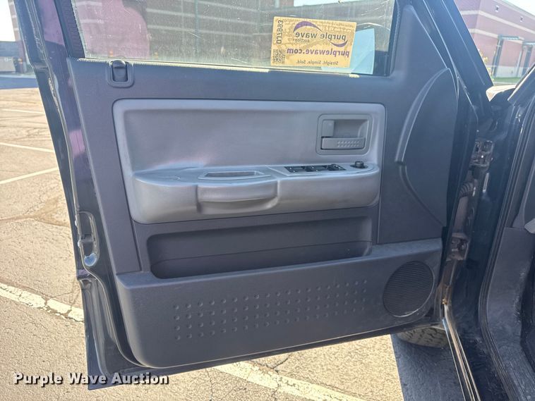 image for item DJ7993 2008 Dodge Dakota Crew Cab pickup truck