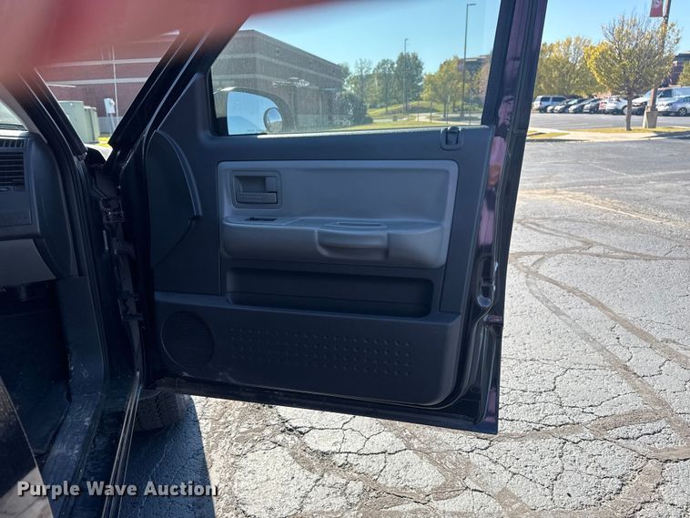 image for item DJ7993 2008 Dodge Dakota Crew Cab pickup truck