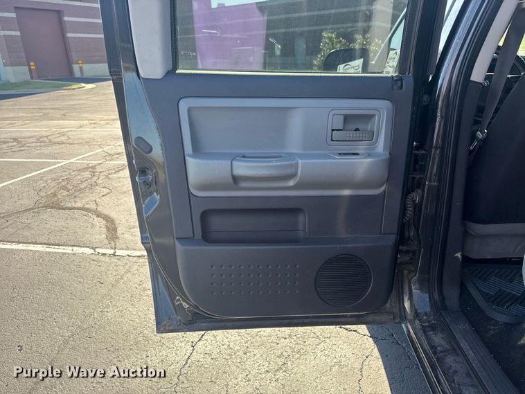 image for item DJ7993 2008 Dodge Dakota Crew Cab pickup truck