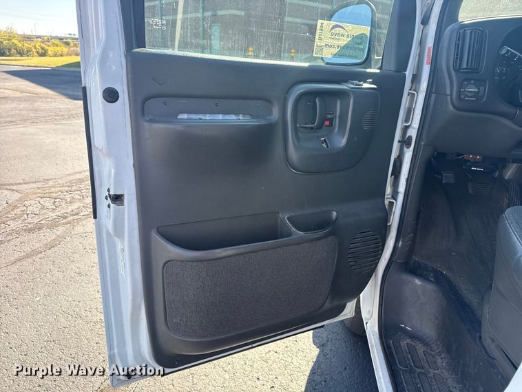 image for item DJ7994 2002 Chevrolet Express van