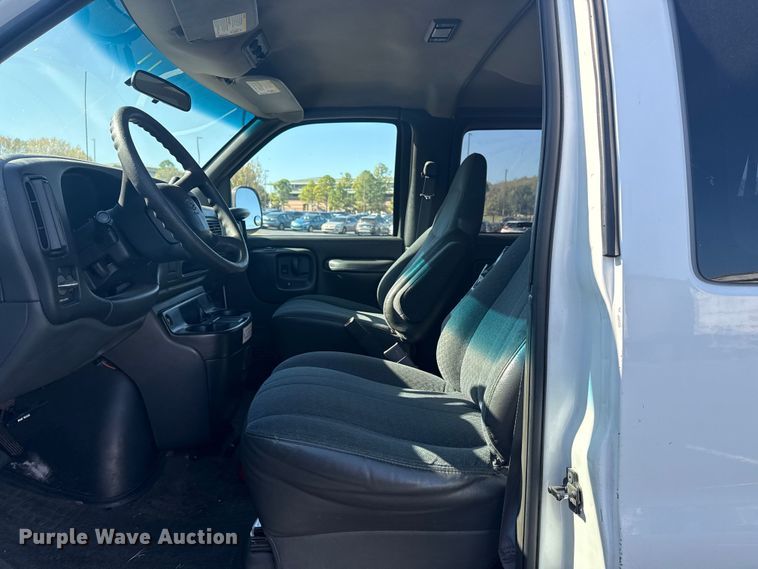 image for item DJ7994 2002 Chevrolet Express van