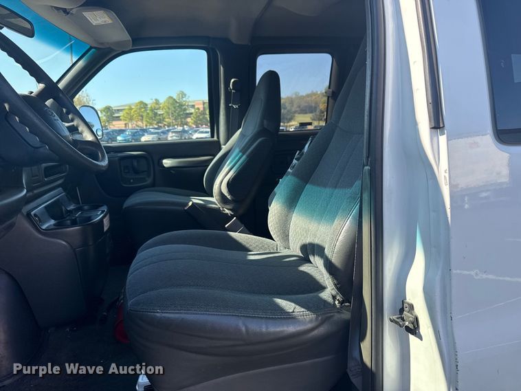 image for item DJ7994 2002 Chevrolet Express van