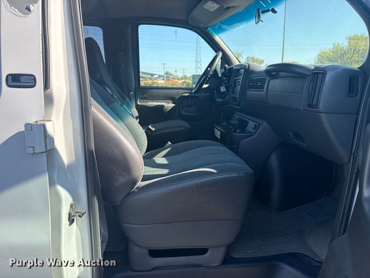 image for item DJ7994 2002 Chevrolet Express van