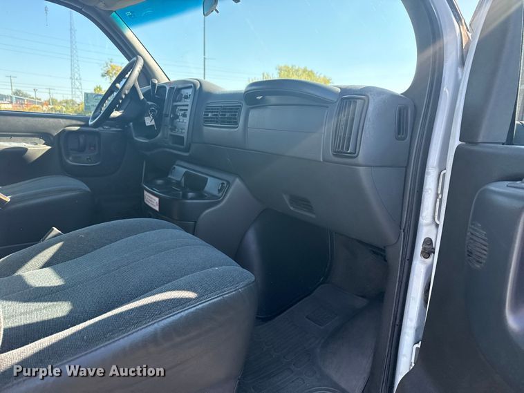 image for item DJ7994 2002 Chevrolet Express van