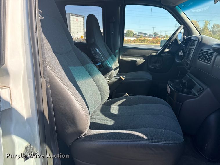 image for item DJ7994 2002 Chevrolet Express van