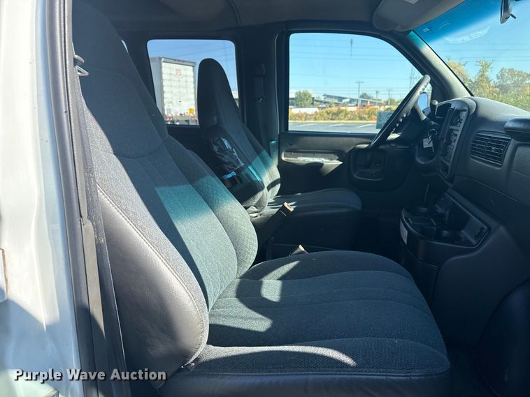 image for item DJ7994 2002 Chevrolet Express van