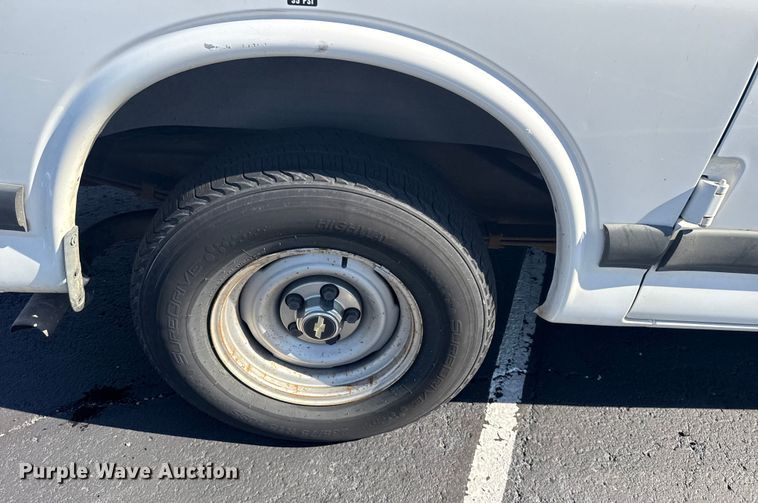 image for item DJ7994 2002 Chevrolet Express van