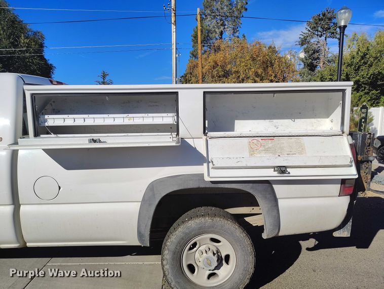 image for item DP5133 2001 Chevrolet Silverado 2500HD pickup truck