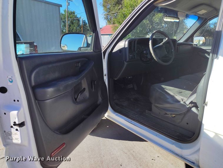 image for item DP5133 2001 Chevrolet Silverado 2500HD pickup truck