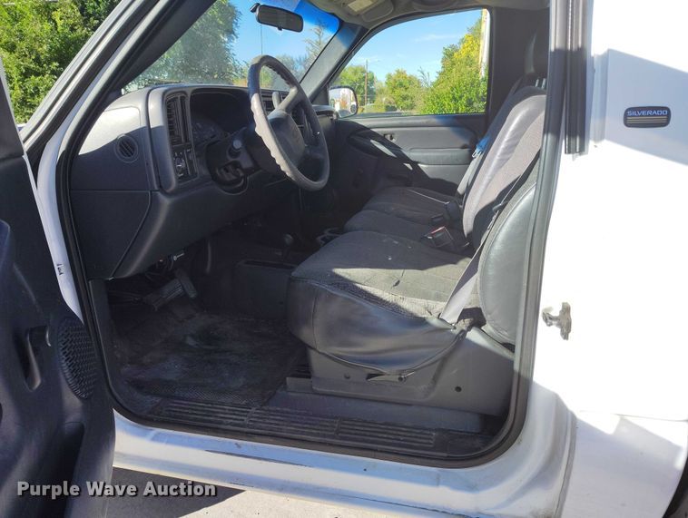 image for item DP5133 2001 Chevrolet Silverado 2500HD pickup truck