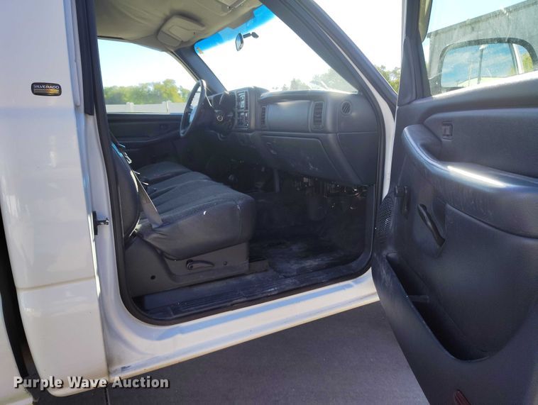 image for item DP5133 2001 Chevrolet Silverado 2500HD pickup truck