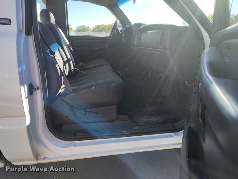 image for item DP5133 2001 Chevrolet Silverado 2500HD pickup truck