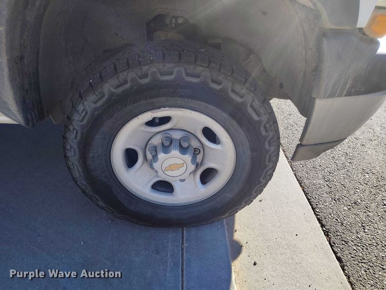 image for item DP5133 2001 Chevrolet Silverado 2500HD pickup truck