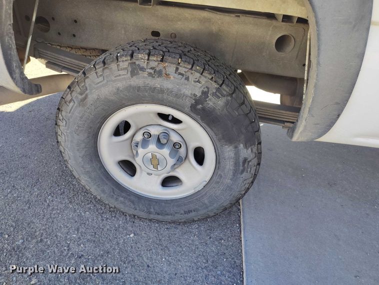 image for item DP5133 2001 Chevrolet Silverado 2500HD pickup truck