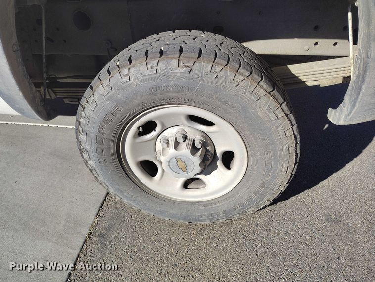 image for item DP5133 2001 Chevrolet Silverado 2500HD pickup truck