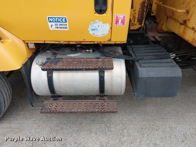 image for item DU3692 2006 International 7400 dump truck