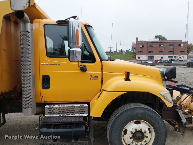 image for item DU3692 2006 International 7400 dump truck