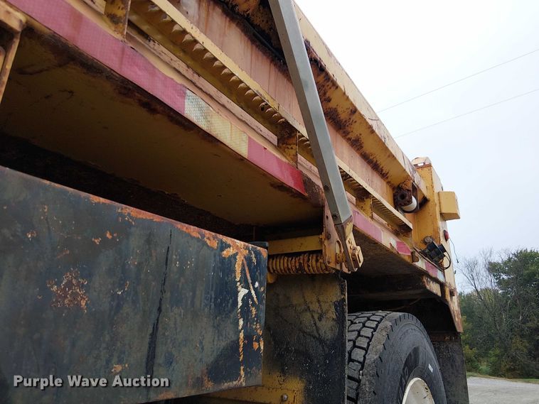 image for item DU3692 2006 International 7400 dump truck