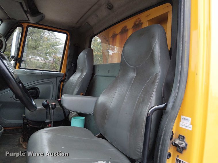 image for item DU3692 2006 International 7400 dump truck