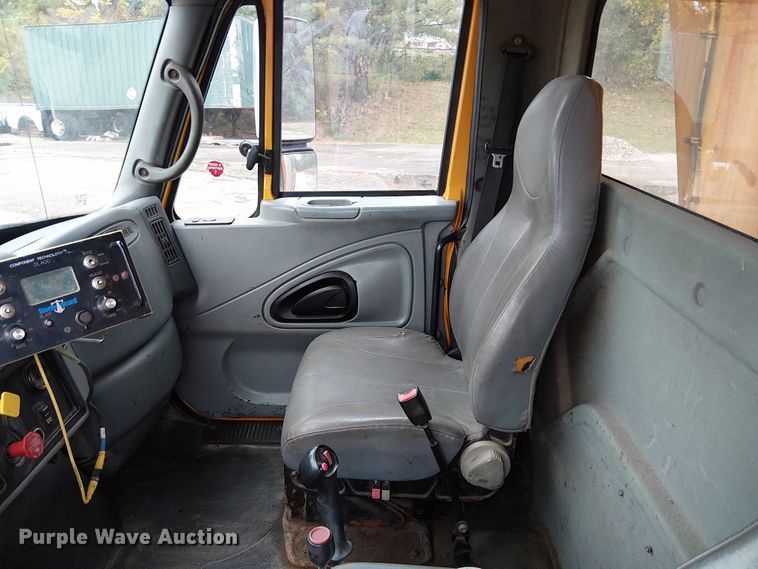 image for item DU3692 2006 International 7400 dump truck