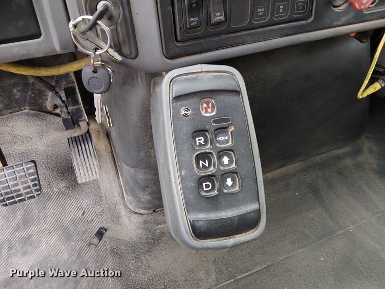 image for item DU3692 2006 International 7400 dump truck