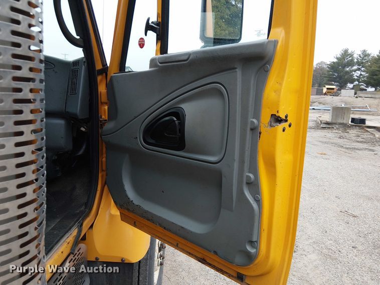 image for item DU3692 2006 International 7400 dump truck