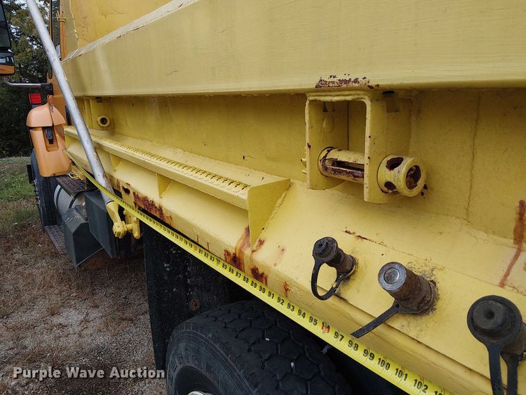 image for item DU3697 2006 International 7400 dump truck