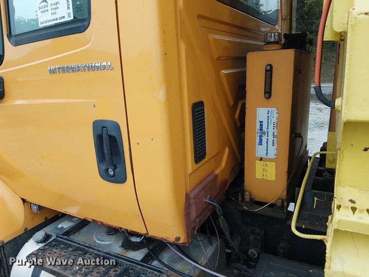 image for item DU3697 2006 International 7400 dump truck