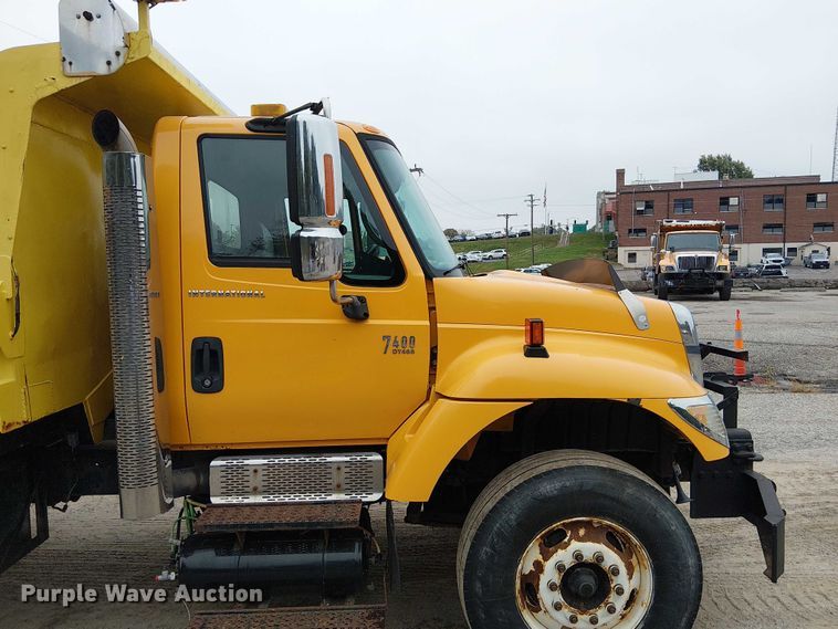 image for item DU3697 2006 International 7400 dump truck