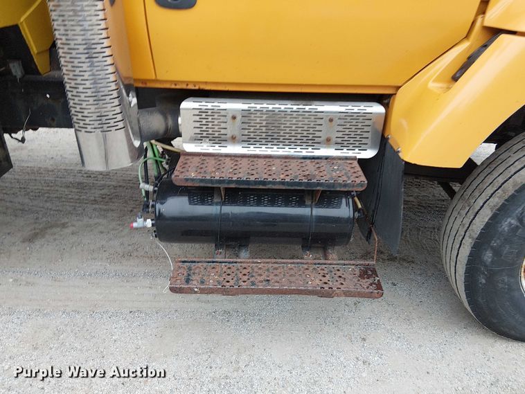 image for item DU3697 2006 International 7400 dump truck