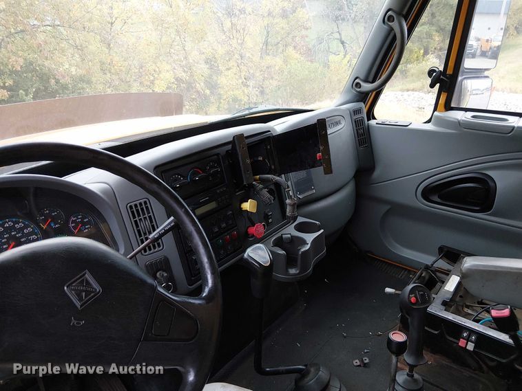 image for item DU3697 2006 International 7400 dump truck