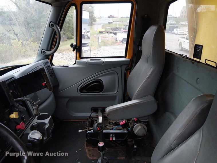 image for item DU3697 2006 International 7400 dump truck