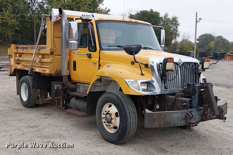 image for item DU3698 2002 International 7400 dump truck