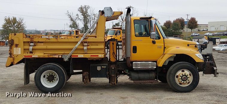 image for item DU3698 2002 International 7400 dump truck