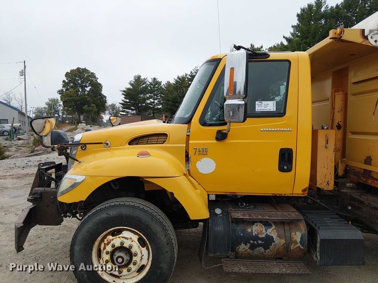 image for item DU3698 2002 International 7400 dump truck