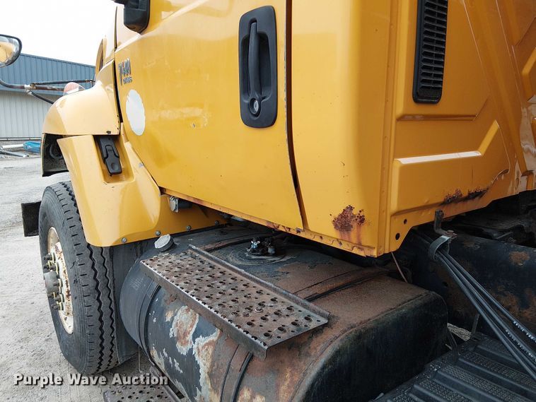 image for item DU3698 2002 International 7400 dump truck