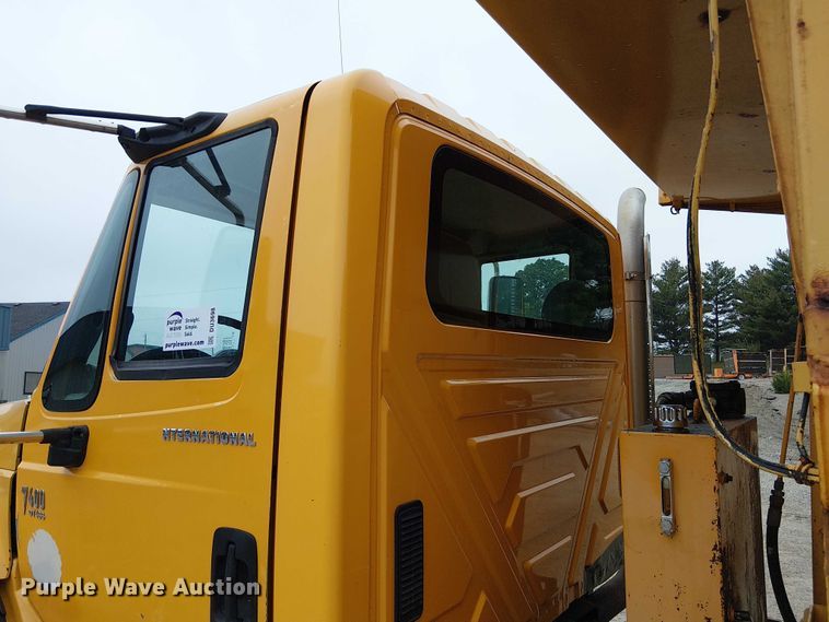 image for item DU3698 2002 International 7400 dump truck
