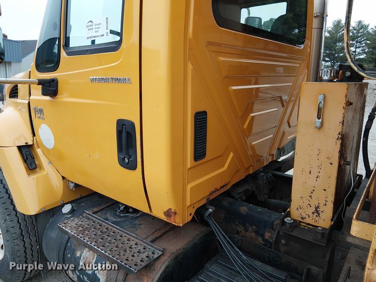 image for item DU3698 2002 International 7400 dump truck