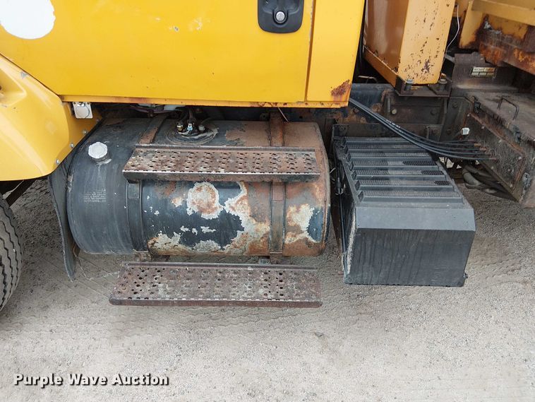 image for item DU3698 2002 International 7400 dump truck