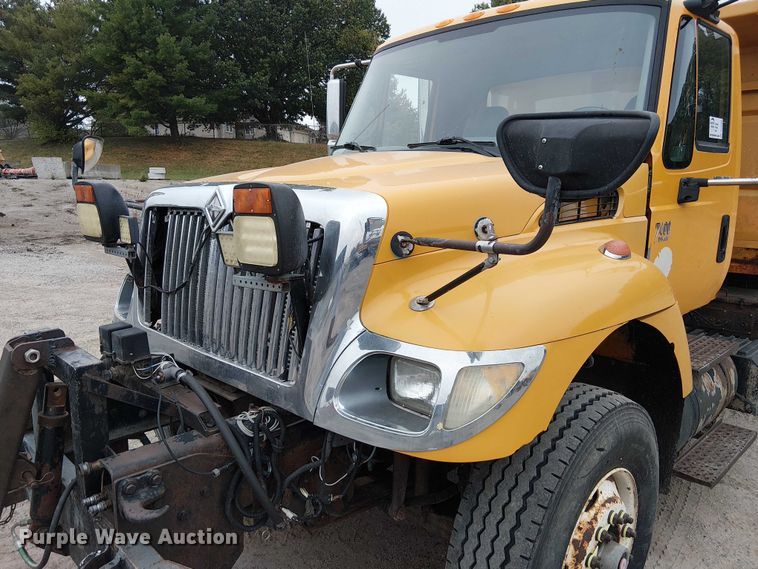 image for item DU3698 2002 International 7400 dump truck