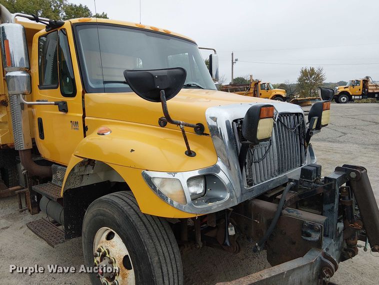 image for item DU3698 2002 International 7400 dump truck