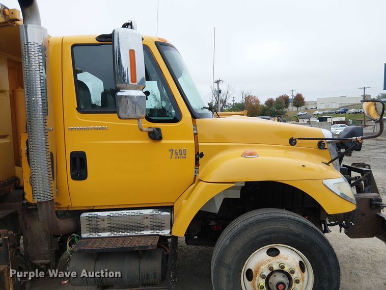 image for item DU3698 2002 International 7400 dump truck