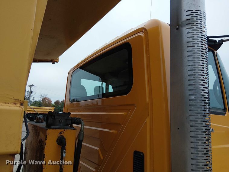 image for item DU3698 2002 International 7400 dump truck