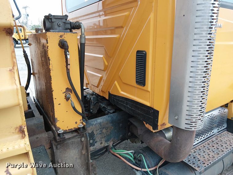 image for item DU3698 2002 International 7400 dump truck