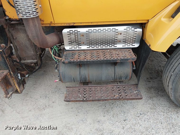 image for item DU3698 2002 International 7400 dump truck